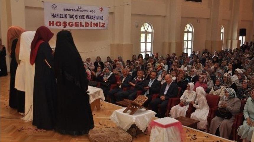 11 Hafız Bayan Ta&ccedil; Giydi