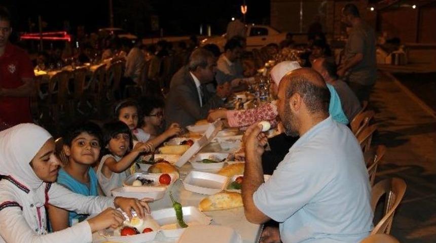 Belediye Başkanı İlk Sahurunu Vatandaşlarla Yaptı