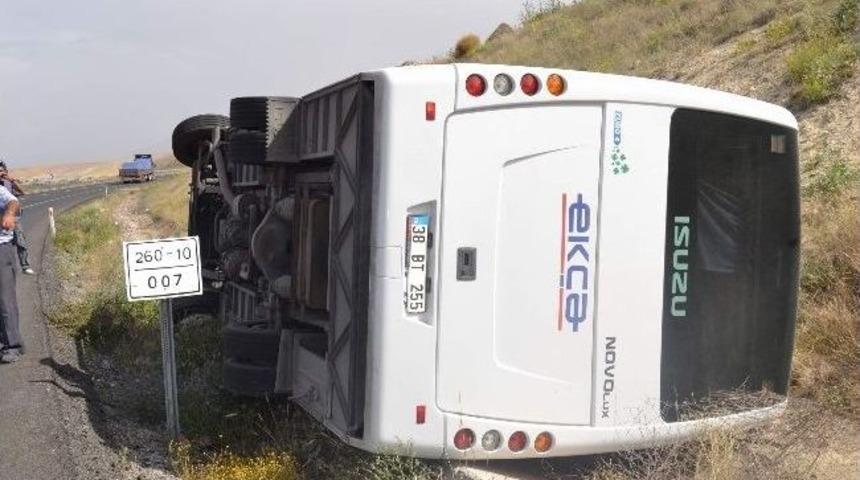 Kayseri-ankara Karayolunda Minib&uuml;s Devrildi: 8 Yaralı