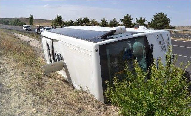 Kayseri-ankara Karayolunda Minibüs Devrildi: 8 Yaralı