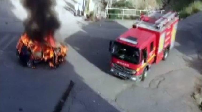 Alevler İ&ccedil;inde Kalan Otomobilden Sağ Kurtuldu