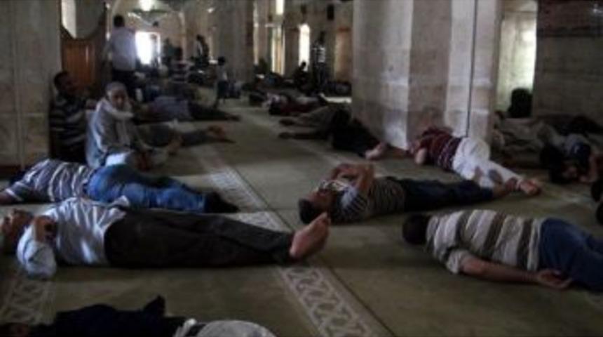 Sıcakta Oru&ccedil; Tutan Vatandaşlar Klimalı Camilere Akın Etti