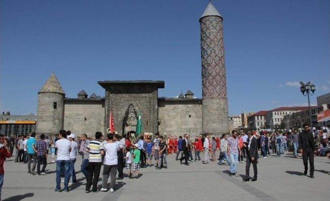 Erzurum&rsquo;da Ramazan Etkinlikleri Mehteranlı Y&uuml;r&uuml;y&uuml;şle Başladı