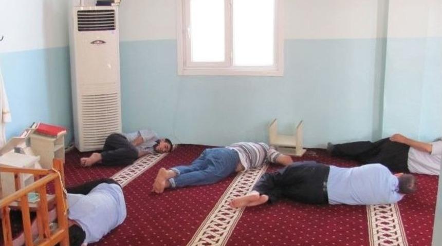 Sıcaklıklardan Etkilenen Vatandaşlar Klimalı Camide Serinliyor