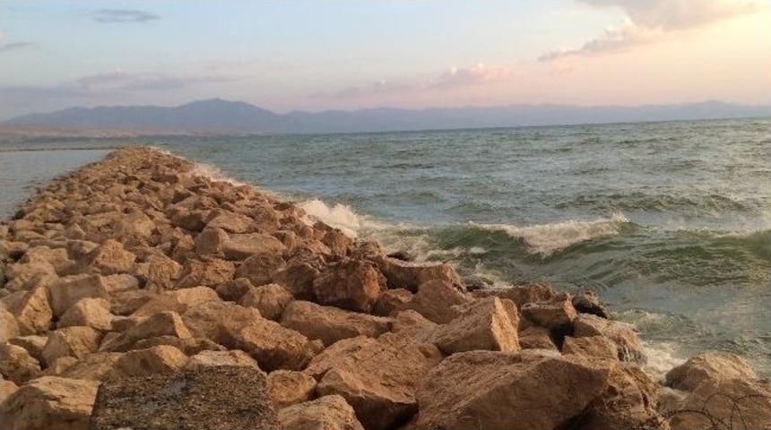 Van'da Fırtına Hayatı Olumsuz Etkiledi