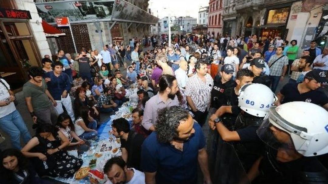 Antikapitalist M&uuml;sl&uuml;manlar İle Polis Arasında Gerginlik