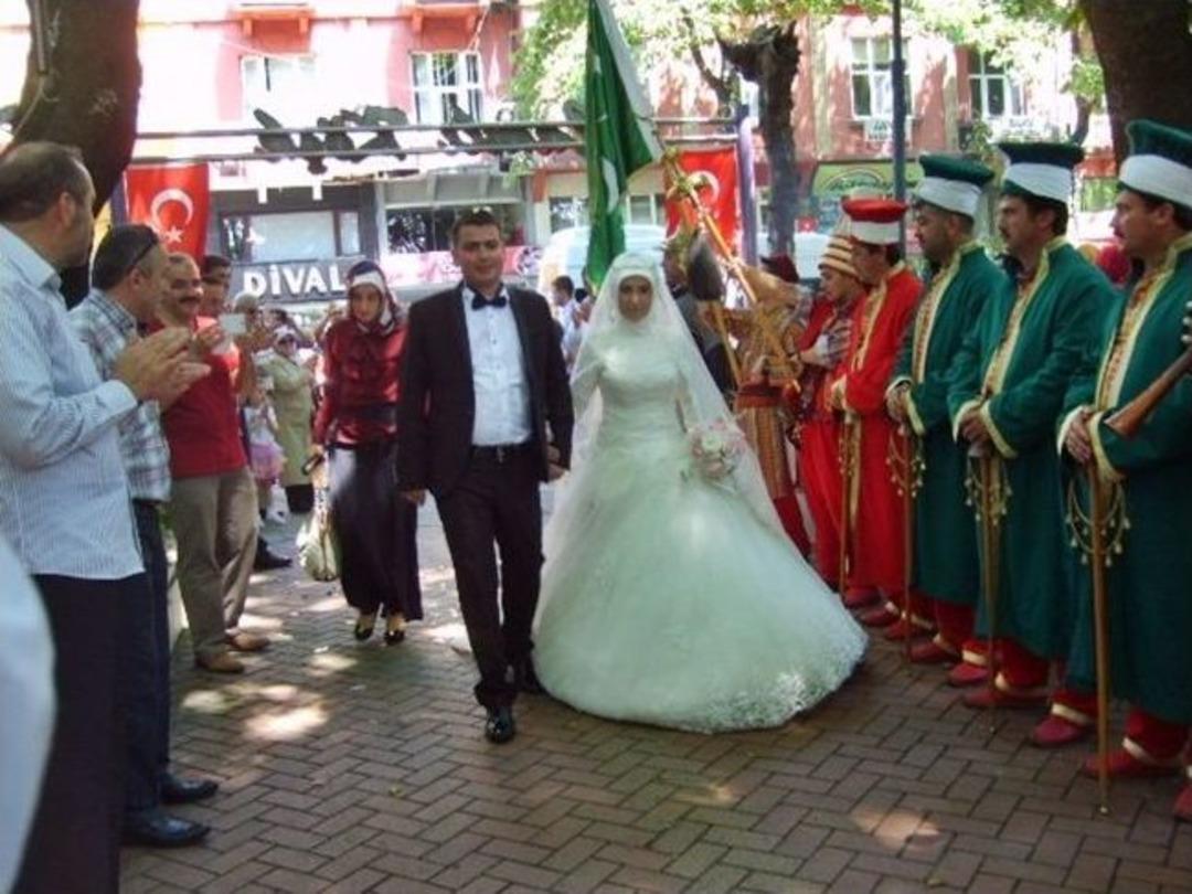 (&ouml;zel Haber) Damattan D&uuml;ğ&uuml;nde Eşine Mehteran S&uuml;rprizi