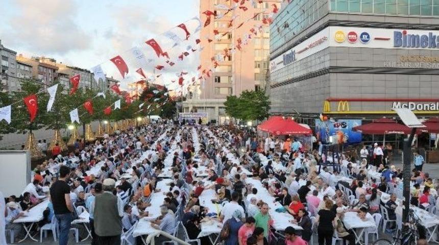 Gaziosmanpaşa&rsquo;da İlk İftar Binlerce Kişiyi Biraraya Getirdi