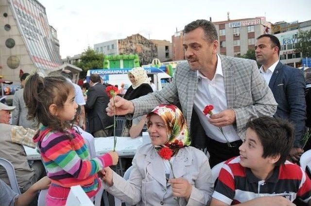 Gaziosmanpaşa’da İlk İftar Binlerce Kişiyi Biraraya Getirdi