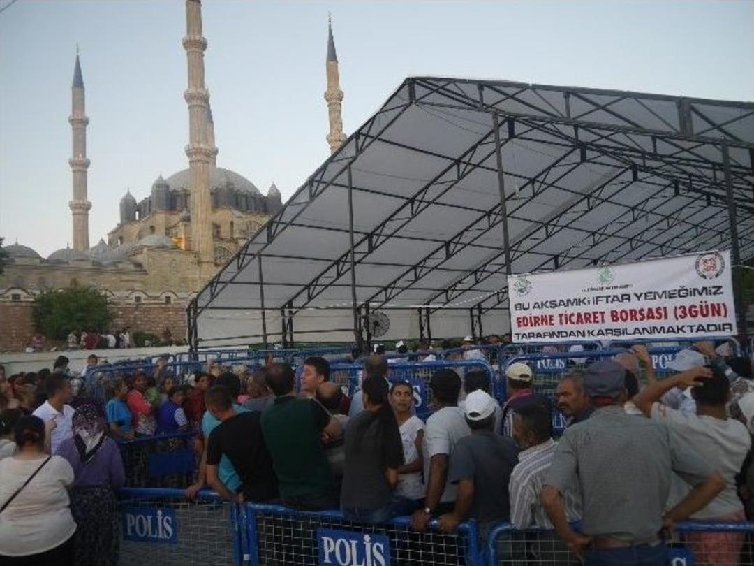 Selimiye Camii&rsquo;nin G&ouml;lgesinde İlk İftar