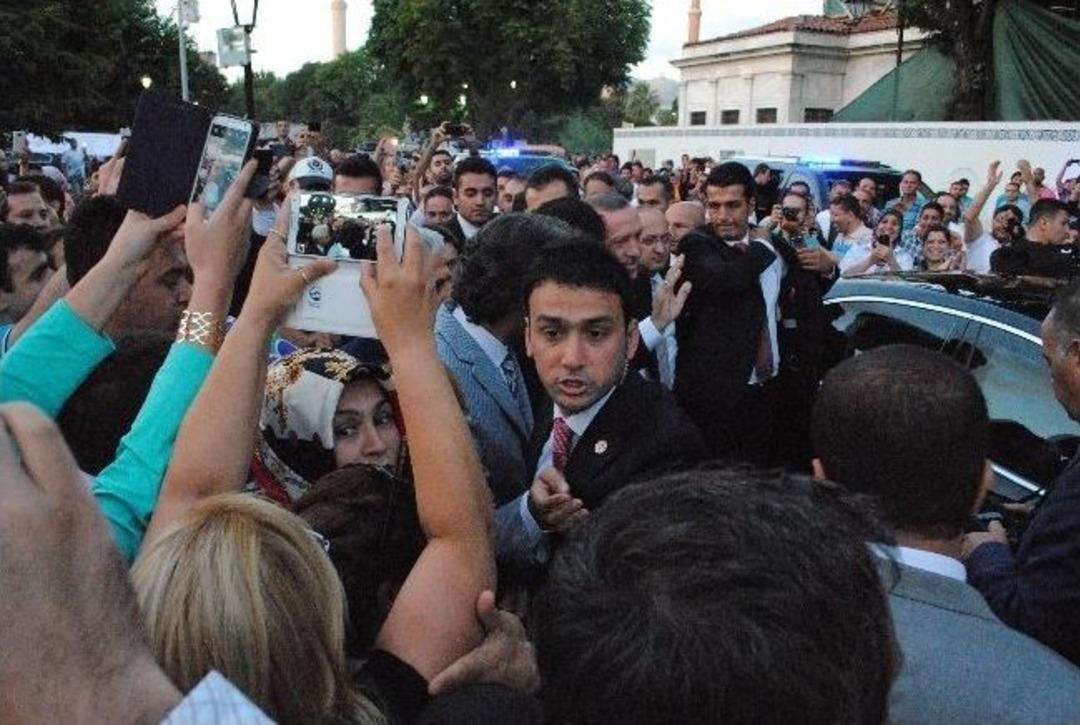 Başbakan Erdoğan, Sultanahmet&rsquo;te 10 Bin Kişiye S&uuml;rpriz Yaptı