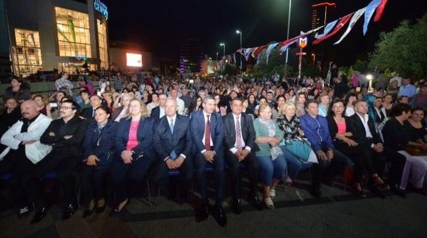 &Ccedil;ok Sesli İlahi Konseri İzleyenleri B&uuml;y&uuml;ledi