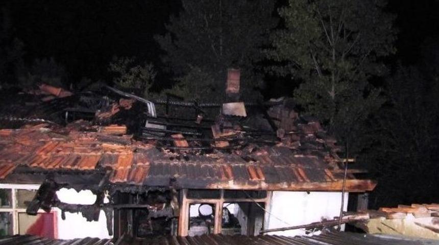 Hisarcık&rsquo;ta Ahşap Ev Yangını