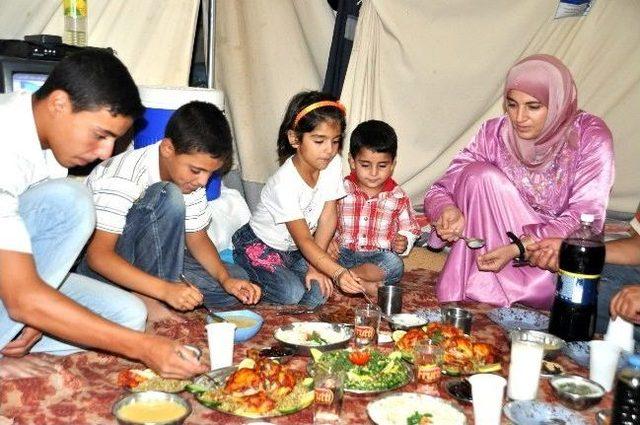 Vatanlarından Uzakta Üçüncü Ramazan’ı Geçiriyorlar