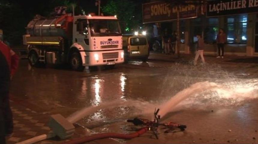 Sağanak Yağış Başkent'te Hayatı Fel&ccedil; Etti