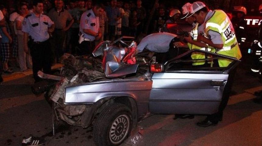 Kontrolden &Ccedil;ıkan Ara&ccedil; Tır&rsquo;ın Dorsesine &Ccedil;arptı: 2 &Ouml;l&uuml;, 1 Yaralı