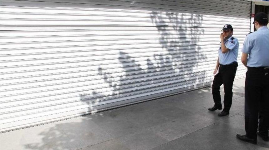(&ouml;zel Haber) Kepenkler &Uuml;zerine Kapanınca Bankada Mahsur Kaldı