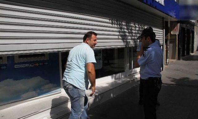 (özel Haber) Kepenkler Üzerine Kapanınca Bankada Mahsur Kaldı