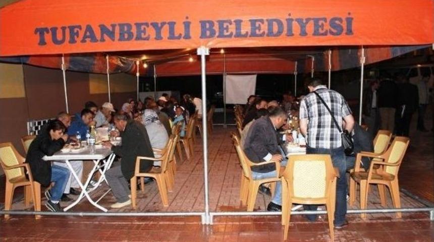 Tufanbeyli Belediyesi İftar Çadırı Kurdu