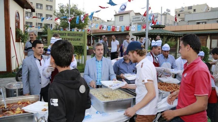 Tahmazoğlu, Iftar &Ccedil;adırında Yemek Dağıttı
