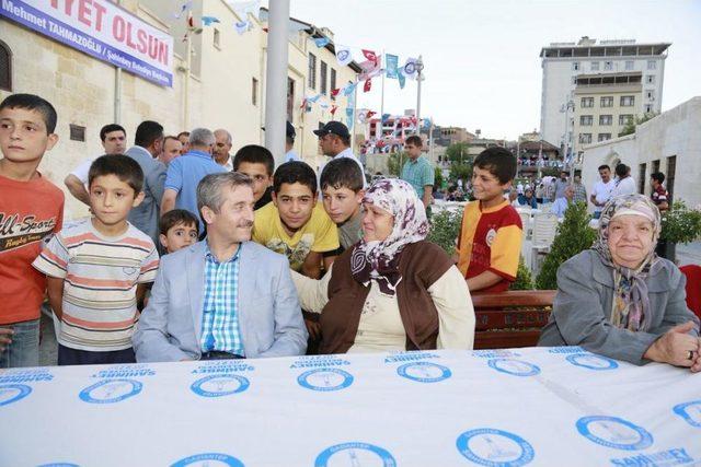 Tahmazoğlu, Iftar Çadırında Yemek Dağıttı