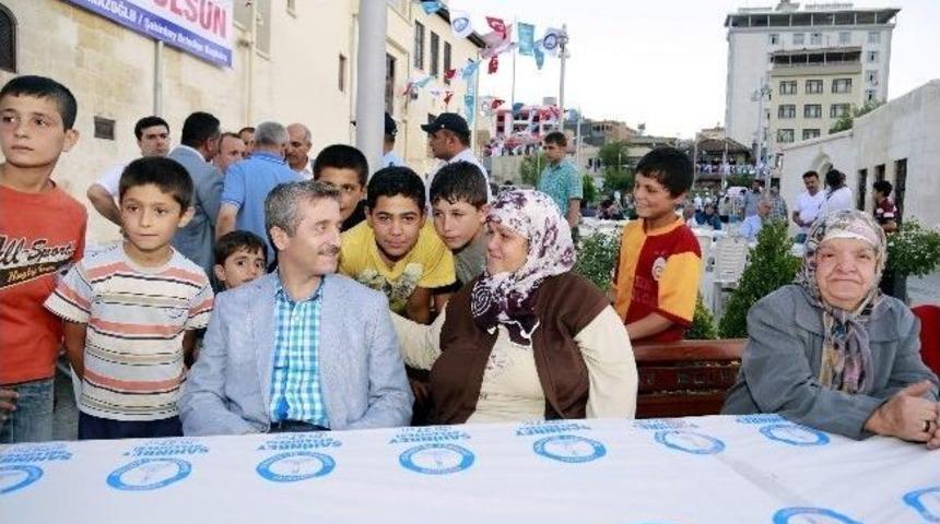Başkan Tahmazoğlu İftar &Ccedil;adırında Yemek Dağıttı