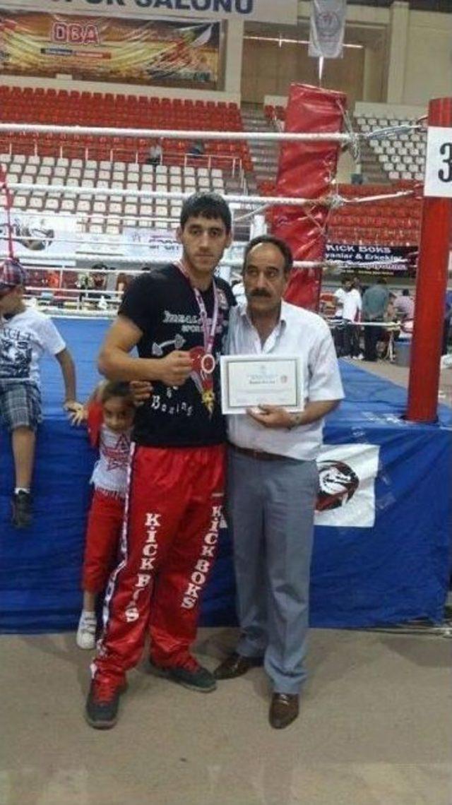 Kickboks’ta İki Gaziantepli Sporcu Türkiye Şampiyonu Oldu