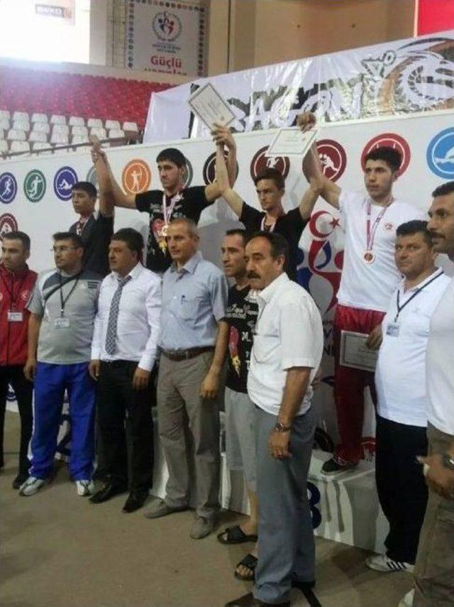 Kickboks’ta İki Gaziantepli Sporcu Türkiye Şampiyonu Oldu