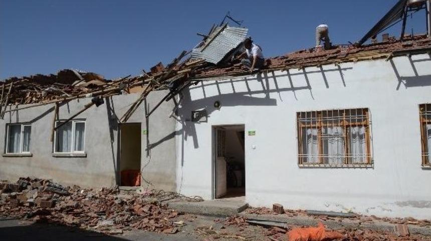 Kiltepe'de 3 Evin &Ccedil;atısı U&ccedil;tu