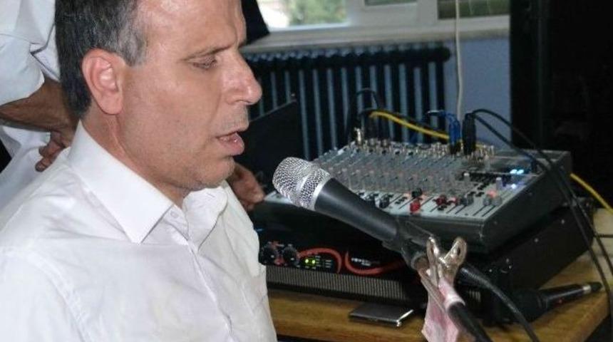 Görme Engelli Şarkıcı Profesyonellere Taş Çıkartıyor