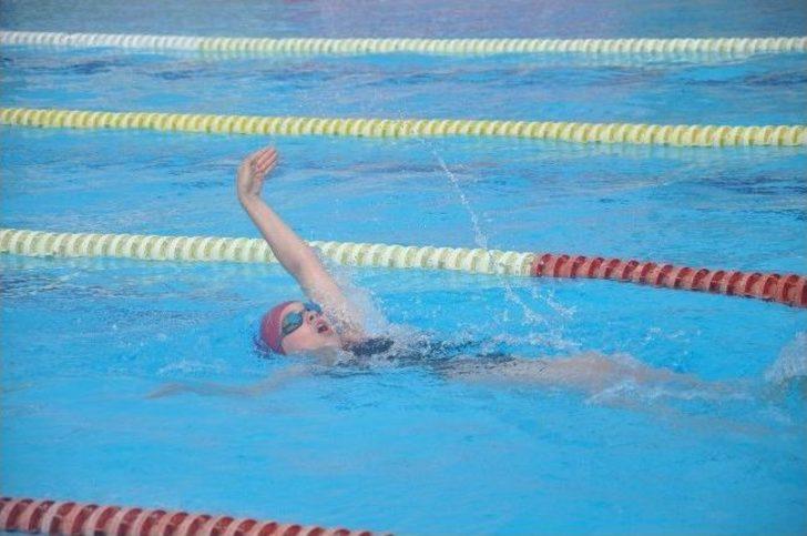 Genç Yüzücüler Kıyasıya Yarıştılar G2