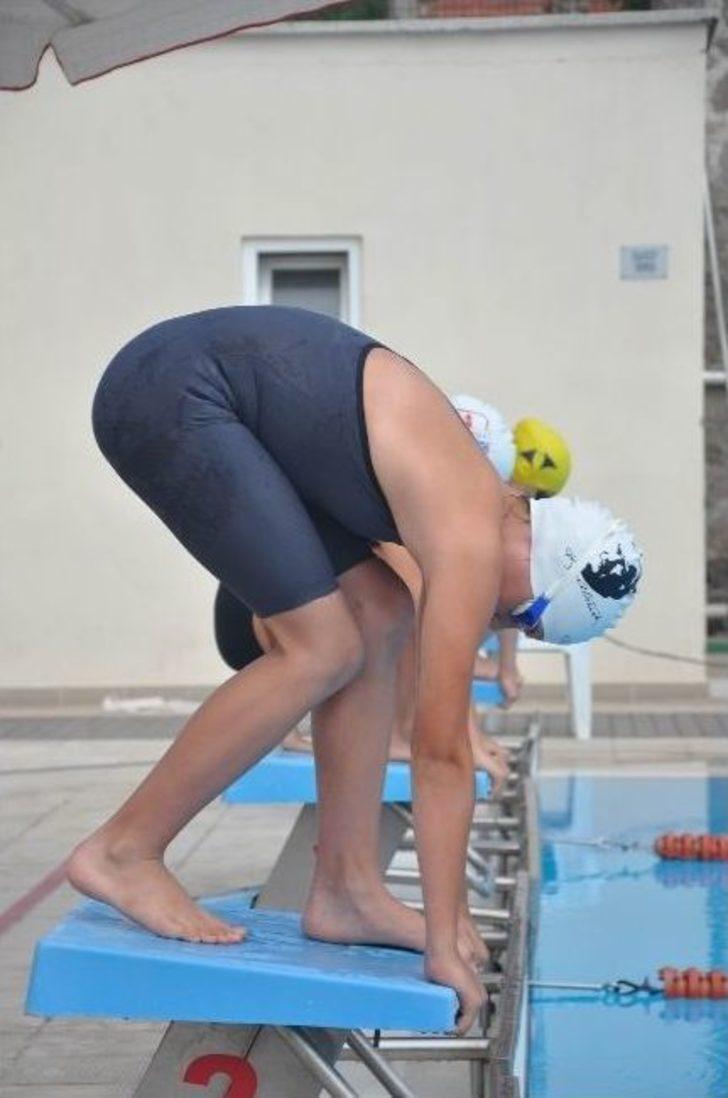 Genç Yüzücüler Kıyasıya Yarıştılar G4