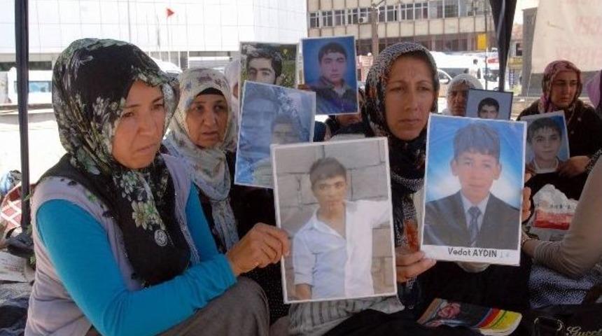 Diyarbakır’da Annelerin Oturma Eylemi Sürüyor