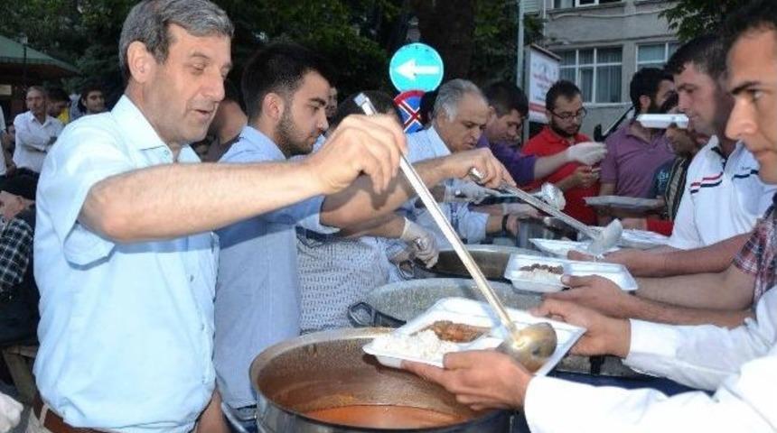Protokol İftarı Vatandaşlarla Birlikte Yaptı
