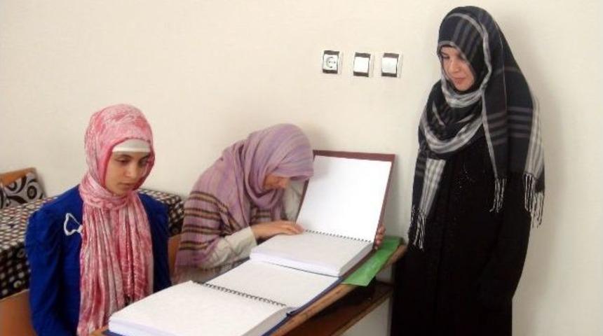 G&ouml;rmeden Kur&rsquo;an-ı Kerim &Ouml;ğreniyorlar