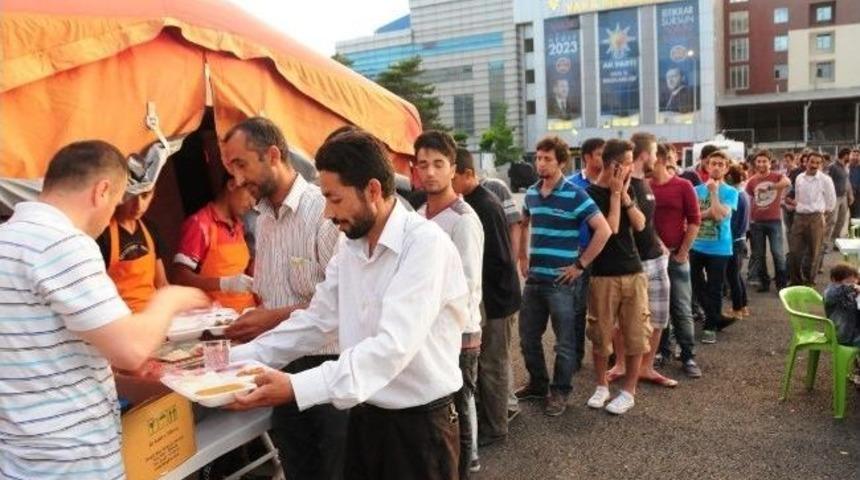Van Kahvaltısı Derneği İftar &Ccedil;adırı Y&uuml;zlerce Kişiyi Ağırladı