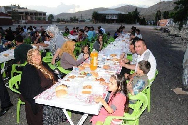 Van Kahvaltısı Derneği İftar Çadırı Yüzlerce Kişiyi Ağırladı