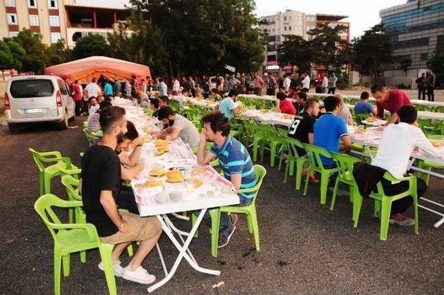 Van Kahvaltısı Derneği İftar Çadırı Yüzlerce Kişiyi Ağırladı