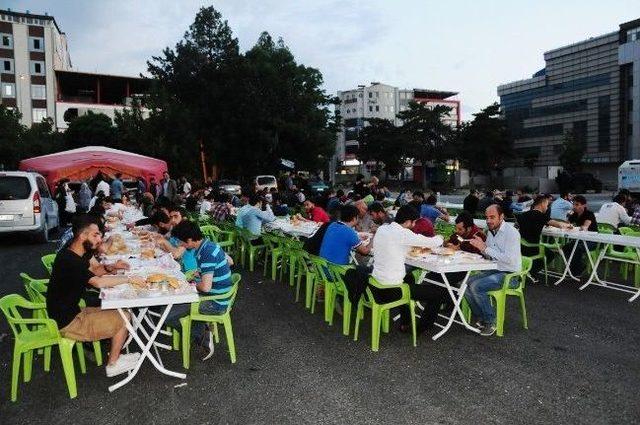 Van Kahvaltısı Derneği İftar Çadırı Yüzlerce Kişiyi Ağırladı