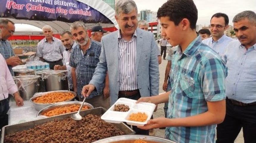 Yeşilyurt Belediyesi, Devlet Hastanesi Bah&ccedil;esinde İftar &Ccedil;adırı A&ccedil;tı