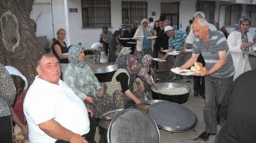 Edremit'te Dede Ferit&rsquo;ten İftar Hayırı