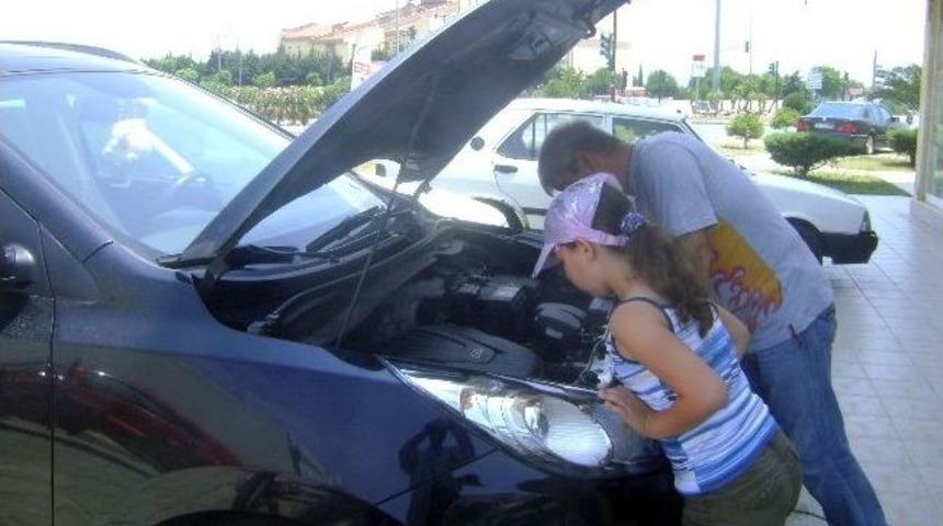 Motora Sıkışan Yavru Kediyi Esnaf Kurtardı