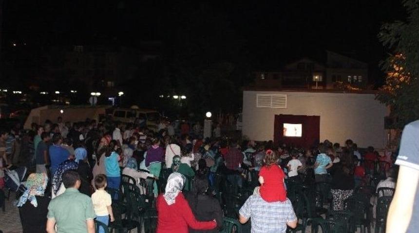 Kozcağız'da Hacivat-karag&ouml;z R&uuml;zgarı Esti