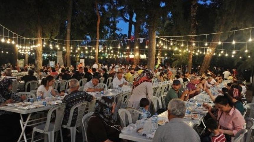 Antalya B&uuml;y&uuml;kşehir Belediyesi&rsquo;nden 1500 Kişilik İftar Sofrası