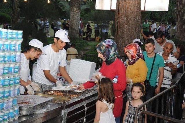 Antalya Büyükşehir Belediyesi’nden 1500 Kişilik İftar Sofrası