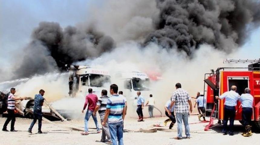 Garajdaki 4 Tır Alev Alev Yandı