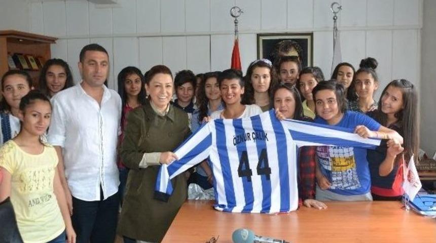 Milletvekili &Ccedil;alık, Bayan Sporculara Destek Verdi