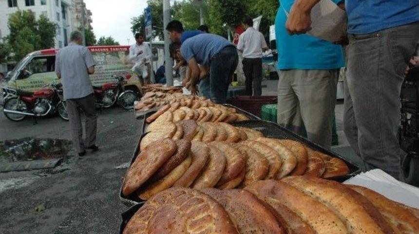 Yağlı Yavan Ekmekler, Urmu Dut Suyu Ve Meyan K&ouml;k&uuml; Şerbeti Altın Değerinde İlgi G&ouml;r&uuml;yor