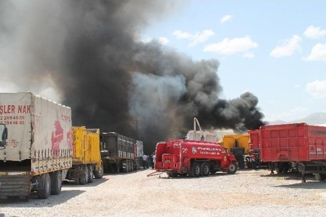 Konya&rsquo;da Ara&ccedil; Parkında Korkutan Yangın