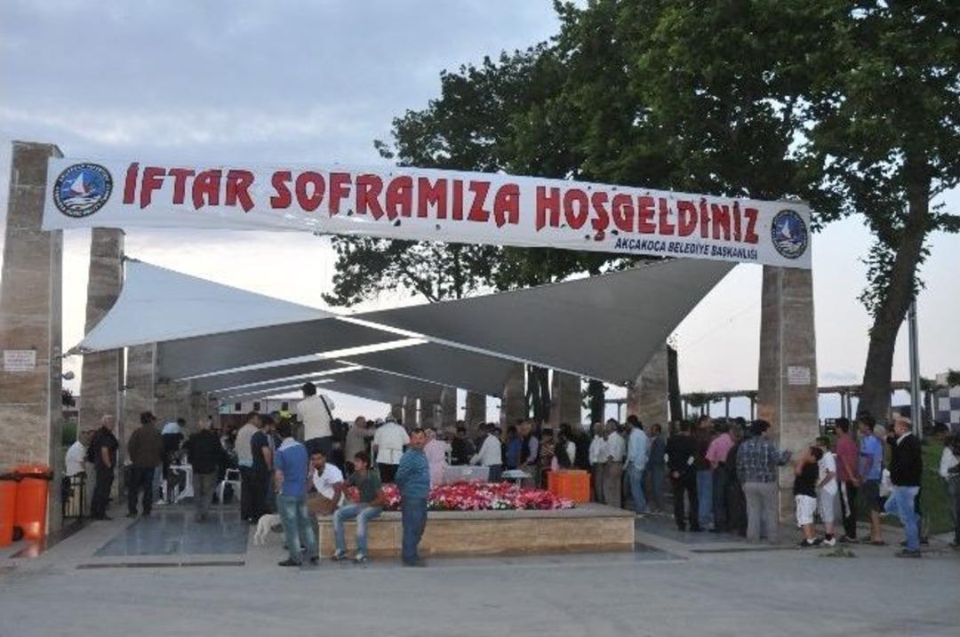 Belediye Başkanı İftarda Vatandaşlara Elleriyle Tatlı İkram Etti